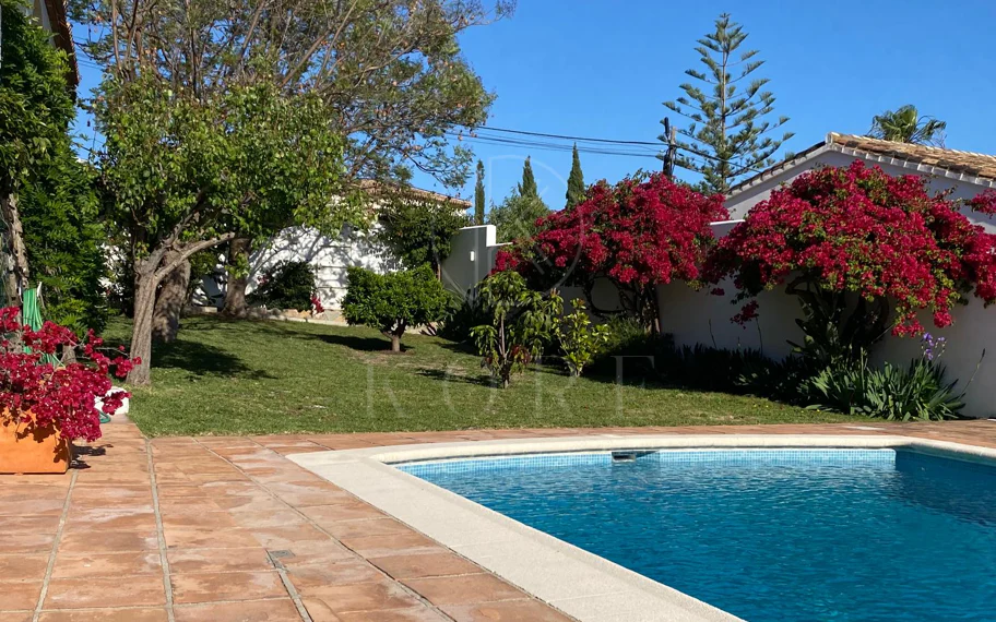 Encantadora villa con vistas panorámicas al mar en Puerto Romano, Estepona
