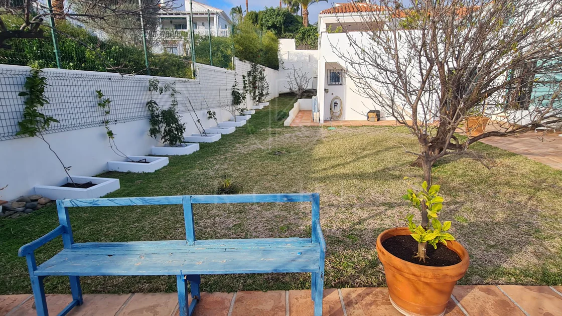 Encantadora villa con vistas panorámicas al mar en Puerto Romano, Estepona