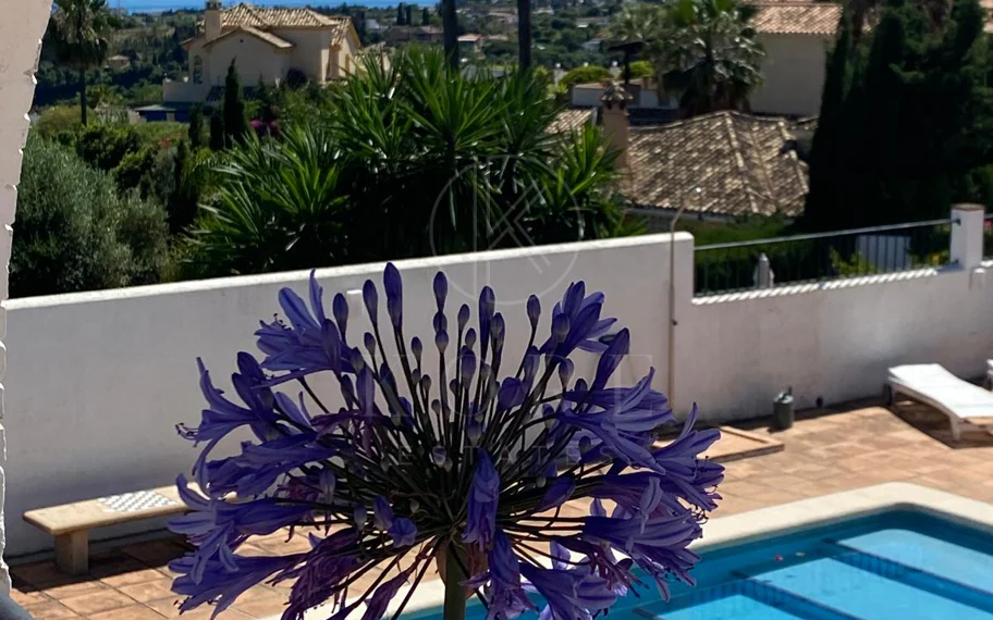 Encantadora villa con vistas panorámicas al mar en Puerto Romano, Estepona