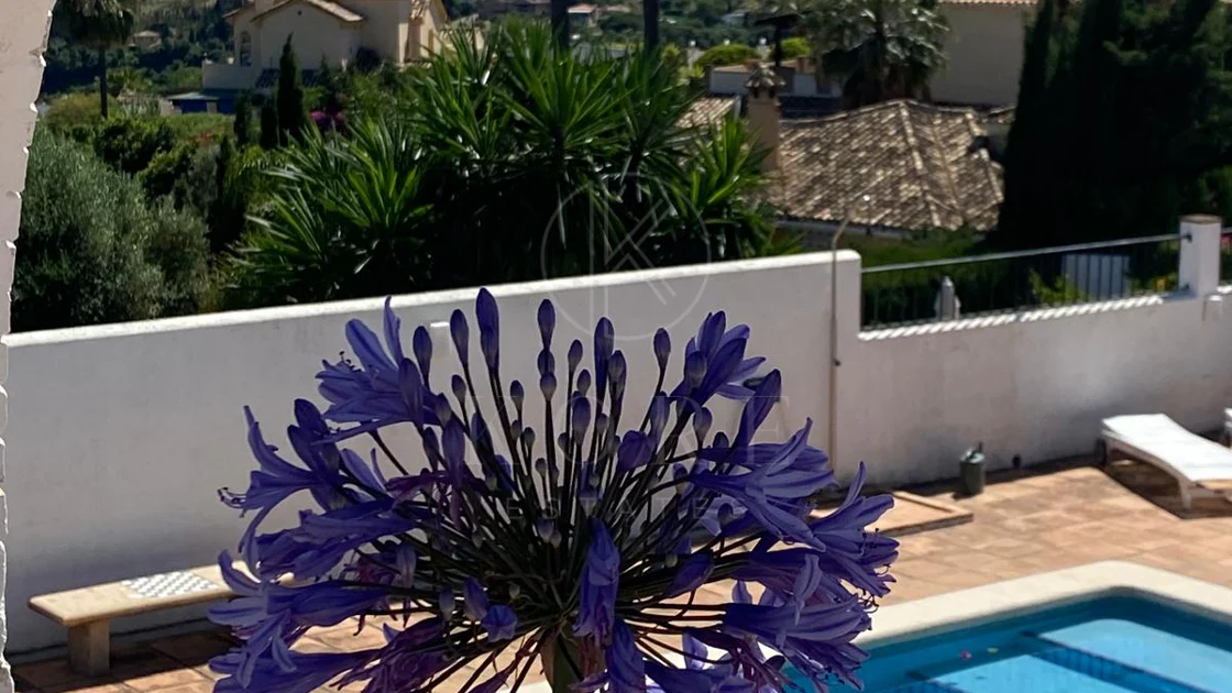 Encantadora villa con vistas panorámicas al mar en Puerto Romano, Estepona