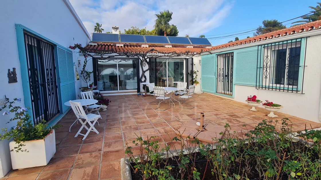 Encantadora villa con vistas panorámicas al mar en Puerto Romano, Estepona