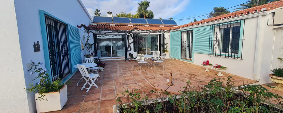 Encantadora villa con vistas panorámicas al mar en Puerto Romano, Estepona
