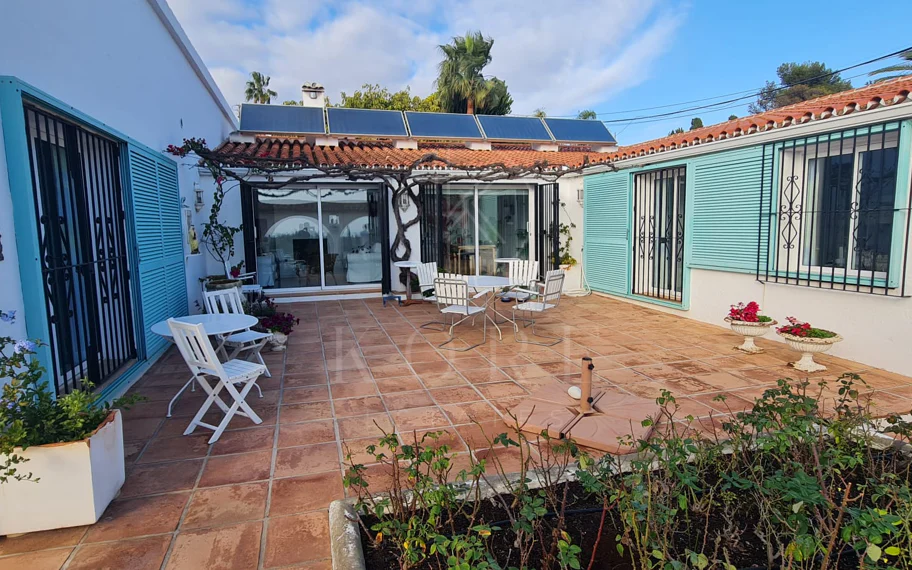 Encantadora villa con vistas panorámicas al mar en Puerto Romano, Estepona