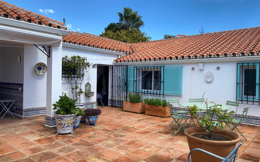 Encantadora villa con vistas panorámicas al mar en Puerto Romano, Estepona