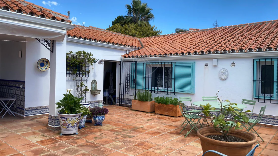 Encantadora villa con vistas panorámicas al mar en Puerto Romano, Estepona
