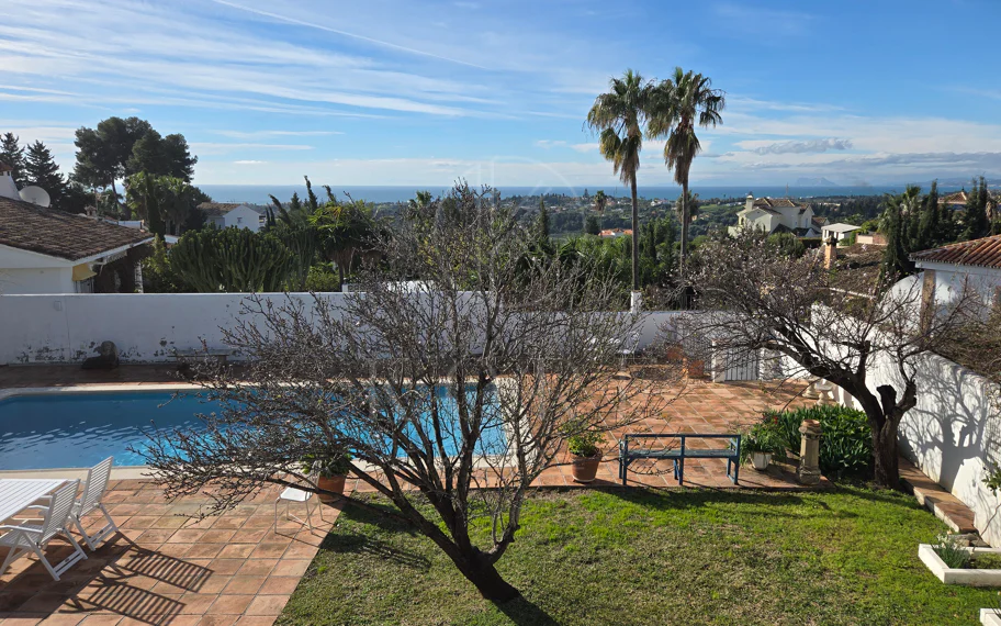 Encantadora villa con vistas panorámicas al mar en Puerto Romano, Estepona
