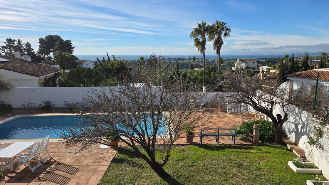 Encantadora villa con vistas panorámicas al mar en Puerto Romano, Estepona