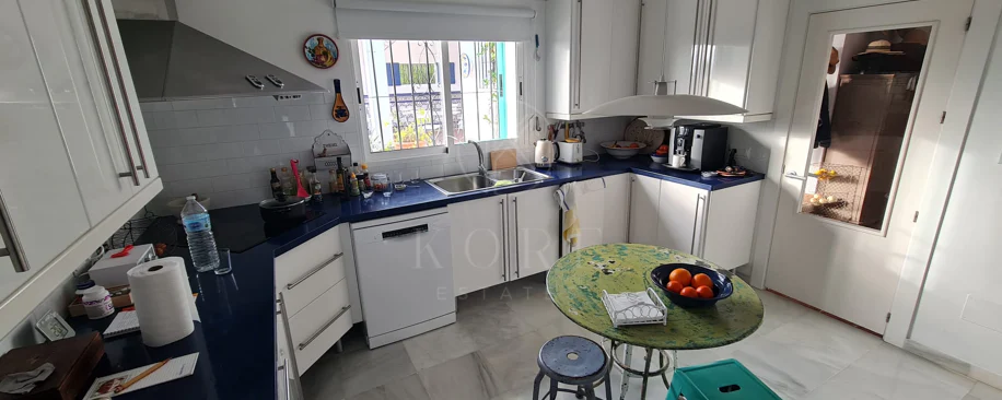 Encantadora villa con vistas panorámicas al mar en Puerto Romano, Estepona