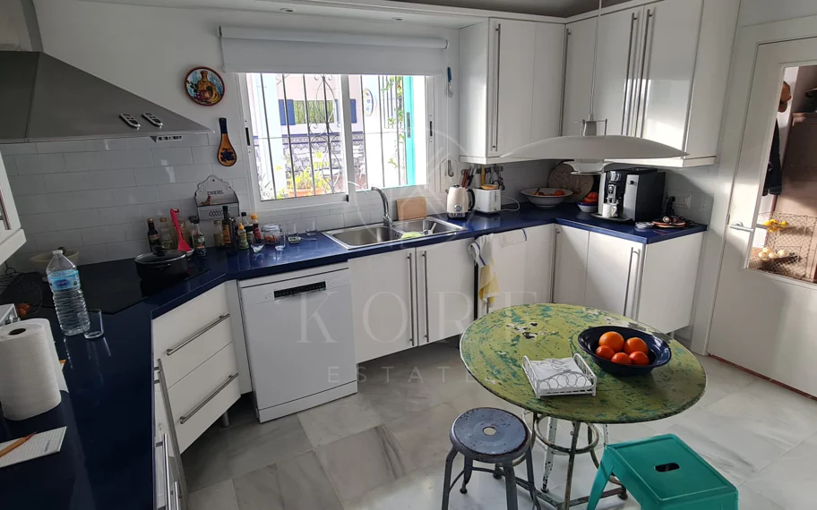 Encantadora villa con vistas panorámicas al mar en Puerto Romano, Estepona