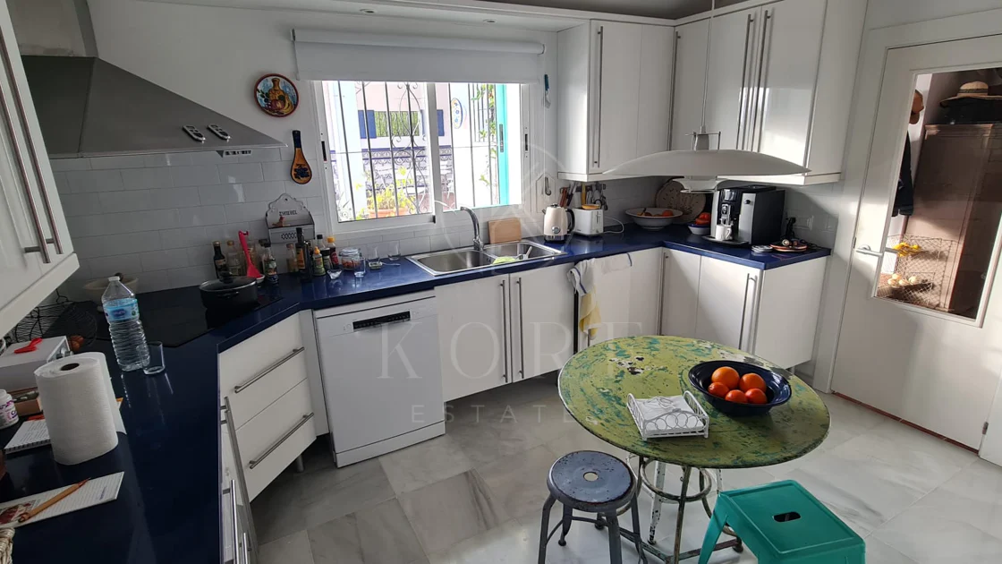 Encantadora villa con vistas panorámicas al mar en Puerto Romano, Estepona