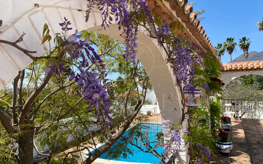 Encantadora villa con vistas panorámicas al mar en Puerto Romano, Estepona