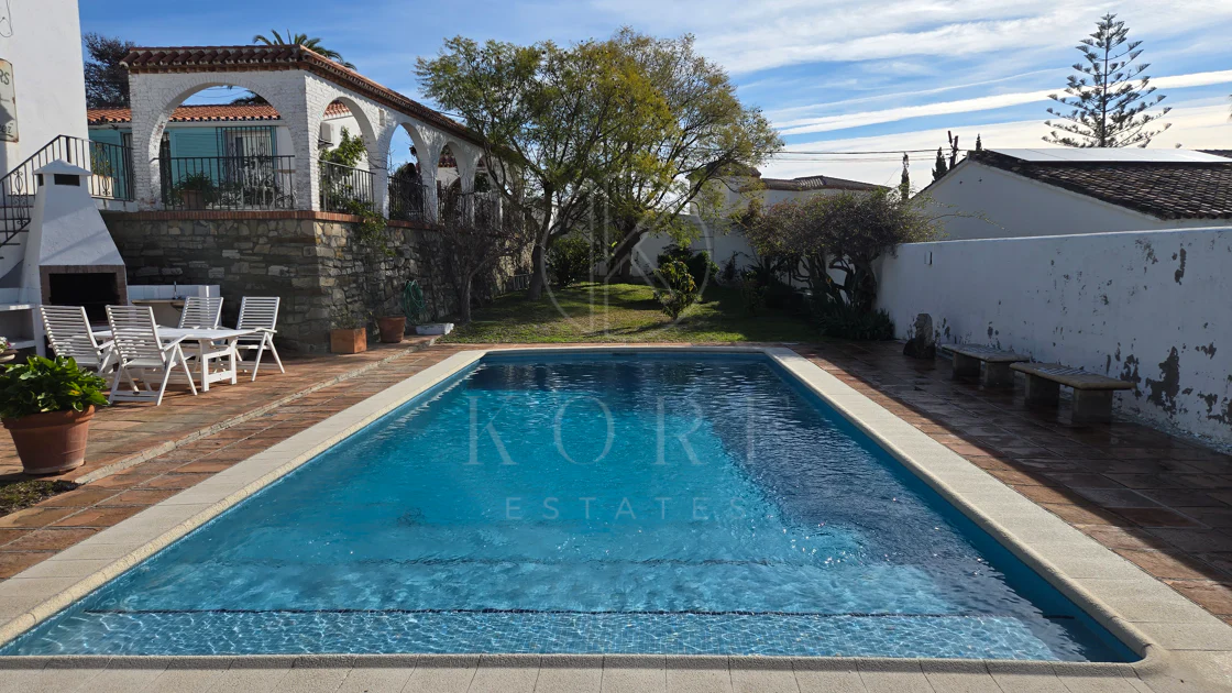 Encantadora villa con vistas panorámicas al mar en Puerto Romano, Estepona