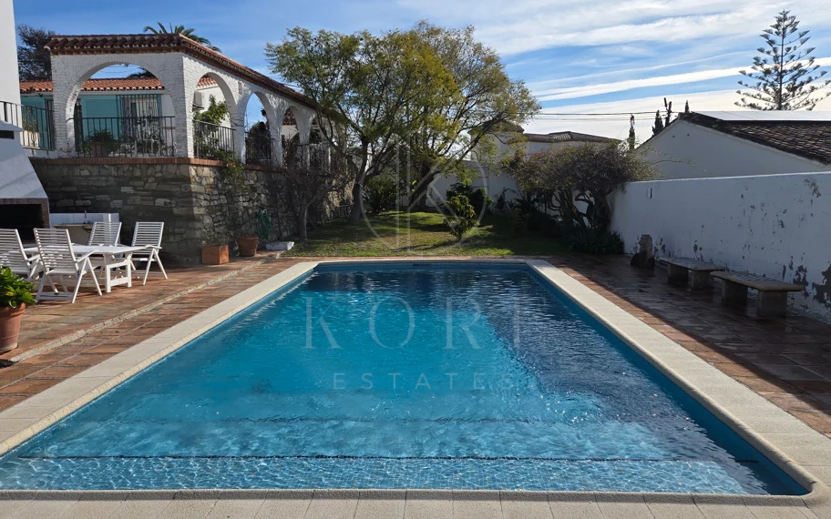 Encantadora villa con vistas panorámicas al mar en Puerto Romano, Estepona