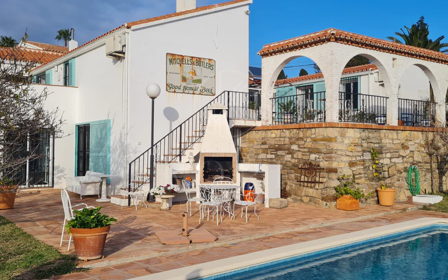 Encantadora villa con vistas panorámicas al mar en Puerto Romano, Estepona