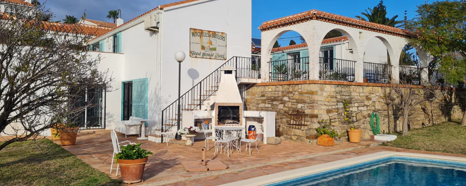 Encantadora villa con vistas panorámicas al mar en Puerto Romano, Estepona