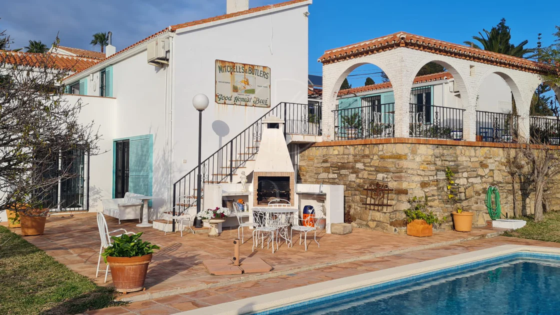 Encantadora villa con vistas panorámicas al mar en Puerto Romano, Estepona