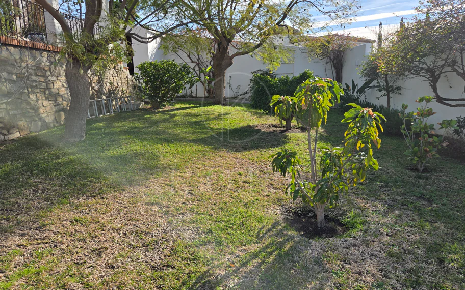 Encantadora villa con vistas panorámicas al mar en Puerto Romano, Estepona