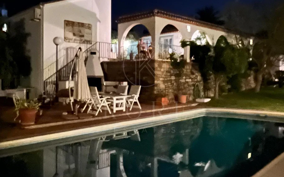 Encantadora villa con vistas panorámicas al mar en Puerto Romano, Estepona