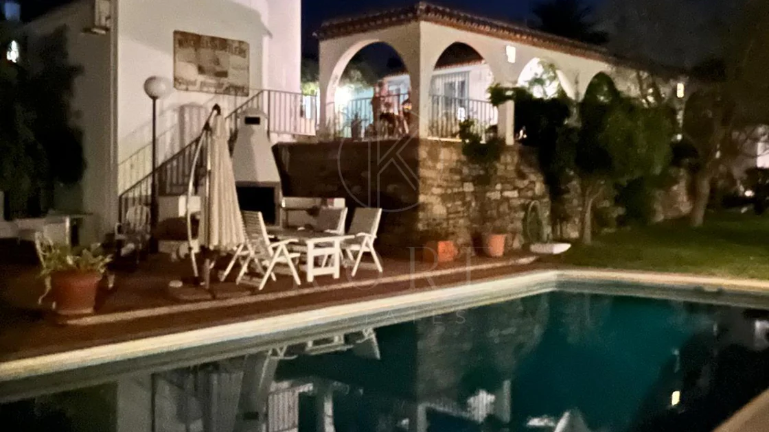 Encantadora villa con vistas panorámicas al mar en Puerto Romano, Estepona