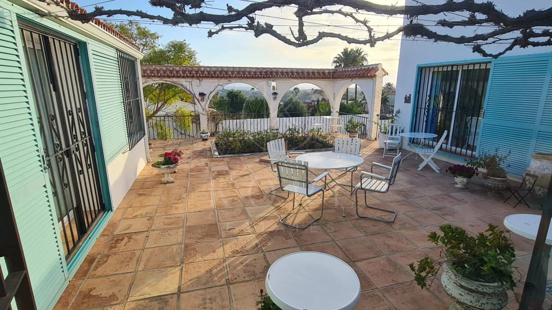 Encantadora villa con vistas panorámicas al mar en Puerto Romano, Estepona