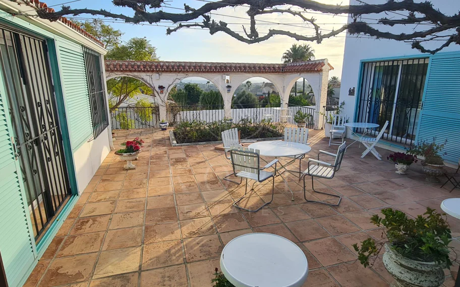 Encantadora villa con vistas panorámicas al mar en Puerto Romano, Estepona