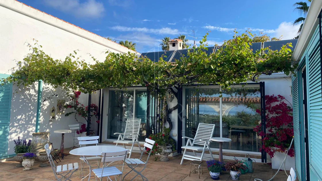 Encantadora villa con vistas panorámicas al mar en Puerto Romano, Estepona