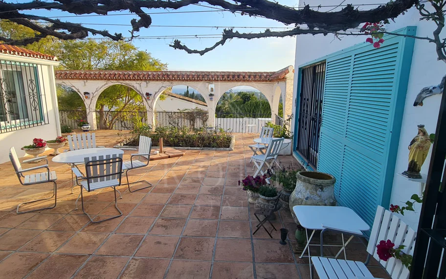 Encantadora villa con vistas panorámicas al mar en Puerto Romano, Estepona