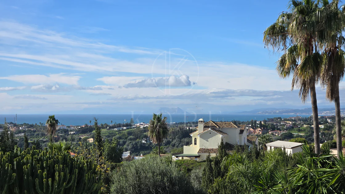 Encantadora villa con vistas panorámicas al mar en Puerto Romano, Estepona