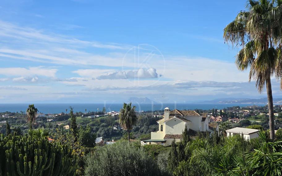 Encantadora villa con vistas panorámicas al mar en Puerto Romano, Estepona