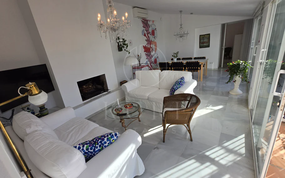 Encantadora villa con vistas panorámicas al mar en Puerto Romano, Estepona