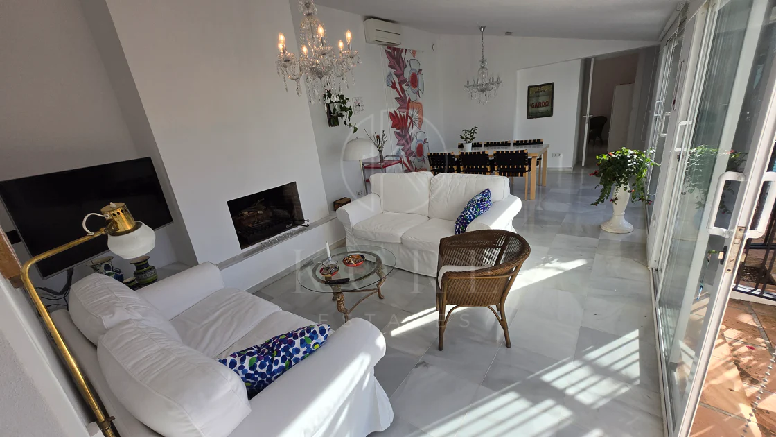 Encantadora villa con vistas panorámicas al mar en Puerto Romano, Estepona