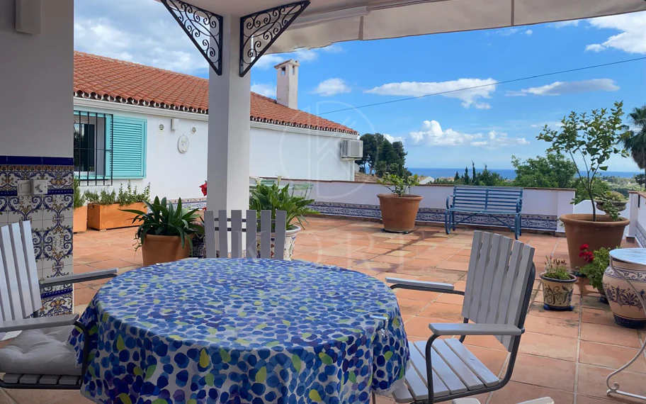 Encantadora villa con vistas panorámicas al mar en Puerto Romano, Estepona