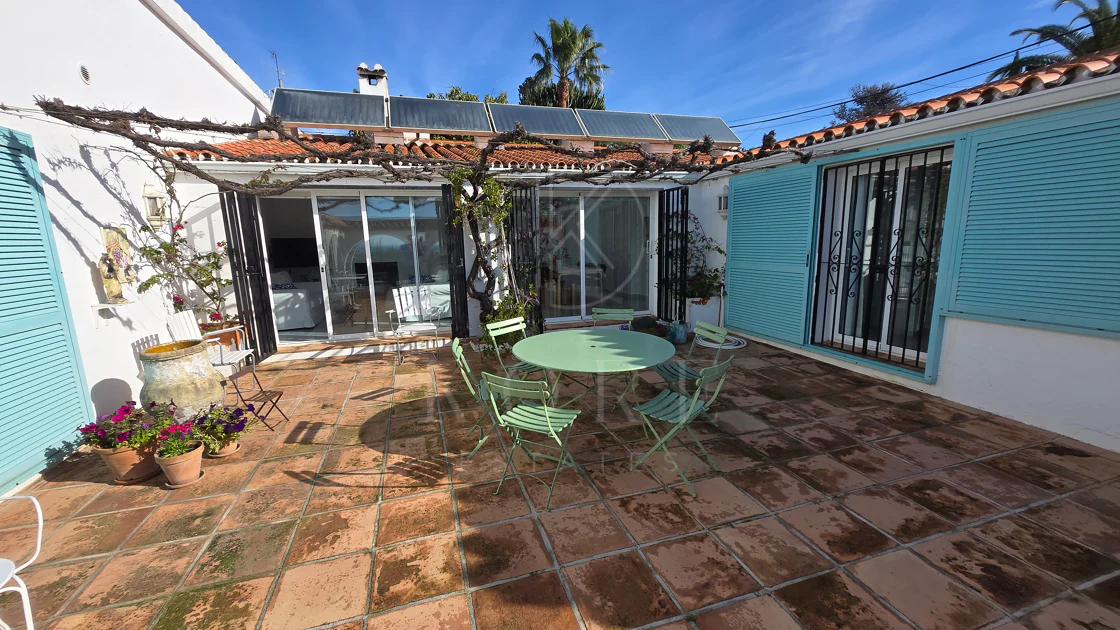 Encantadora villa con vistas panorámicas al mar en Puerto Romano, Estepona