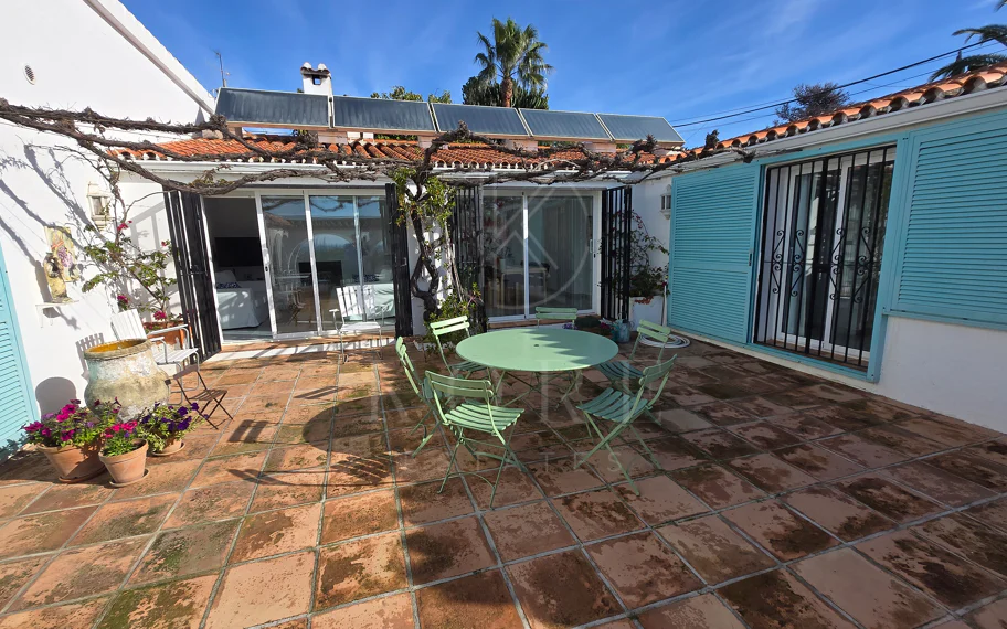 Encantadora villa con vistas panorámicas al mar en Puerto Romano, Estepona