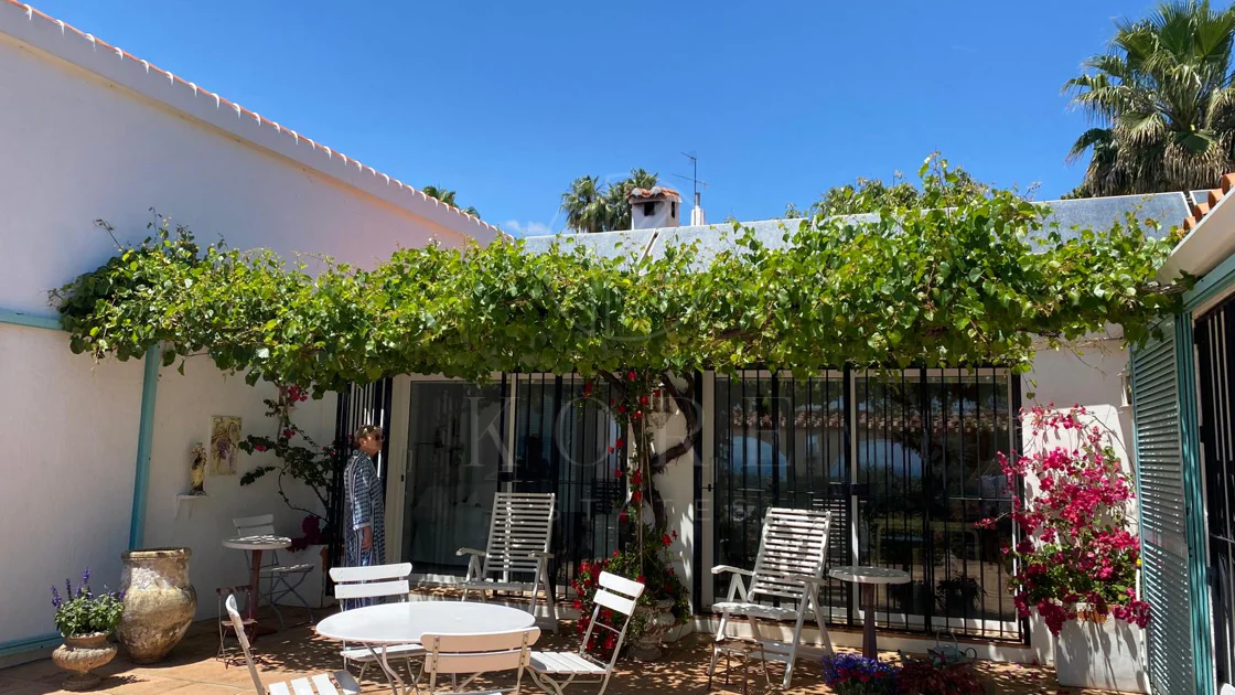 Encantadora villa con vistas panorámicas al mar en Puerto Romano, Estepona