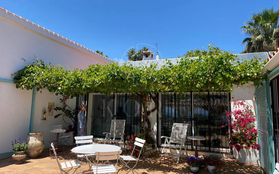 Encantadora villa con vistas panorámicas al mar en Puerto Romano, Estepona