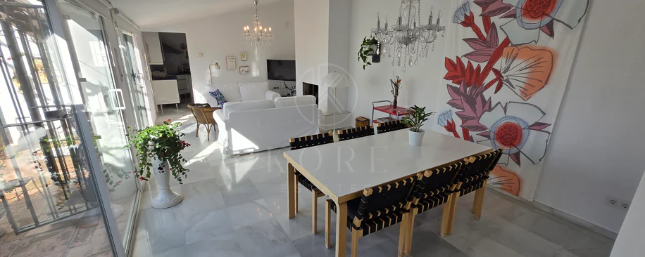 Encantadora villa con vistas panorámicas al mar en Puerto Romano, Estepona