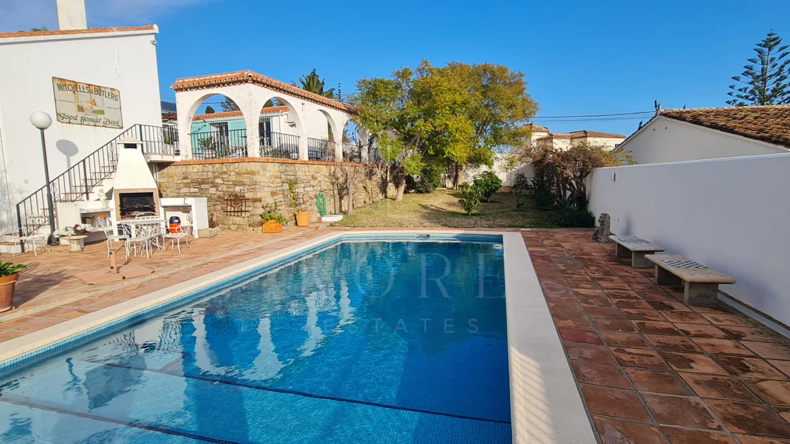 Encantadora villa con vistas panorámicas al mar en Puerto Romano, Estepona