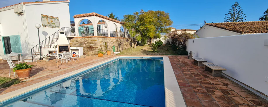 Encantadora villa con vistas panorámicas al mar en Puerto Romano, Estepona