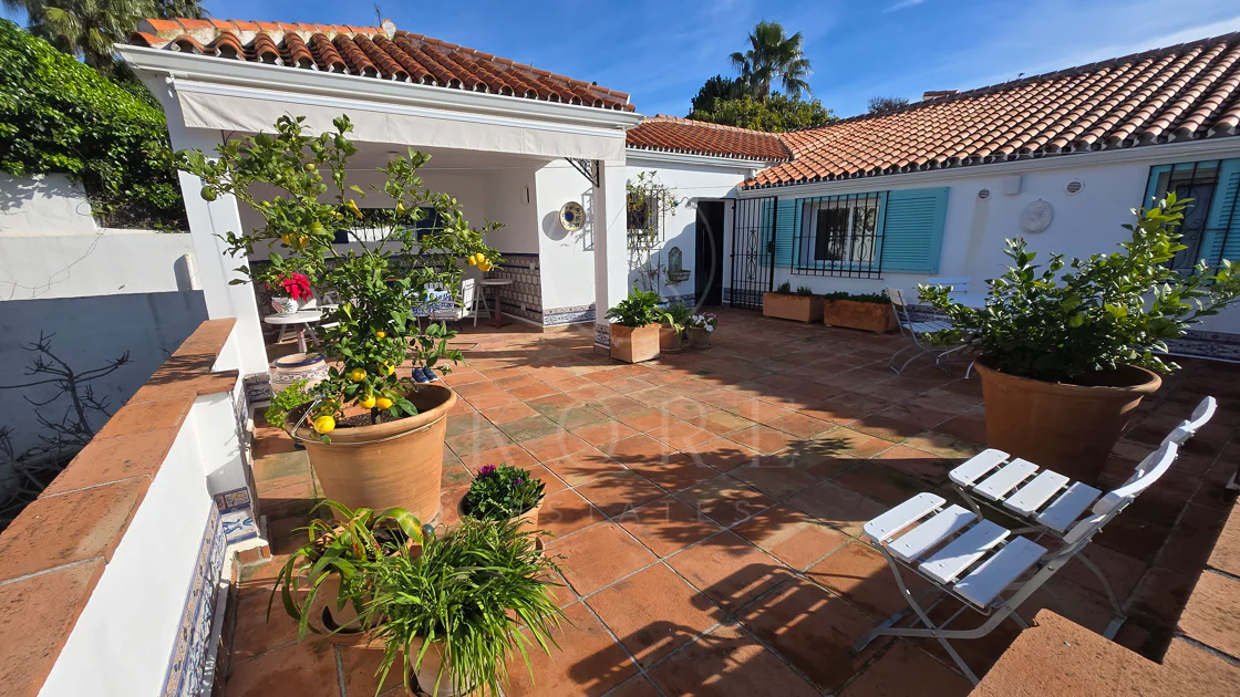 Encantadora villa con vistas panorámicas al mar en Puerto Romano, Estepona