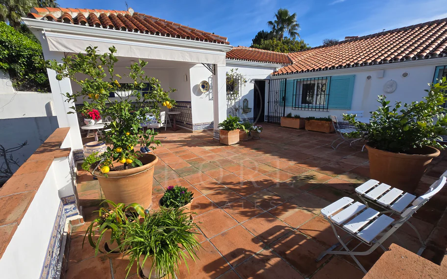 Encantadora villa con vistas panorámicas al mar en Puerto Romano, Estepona