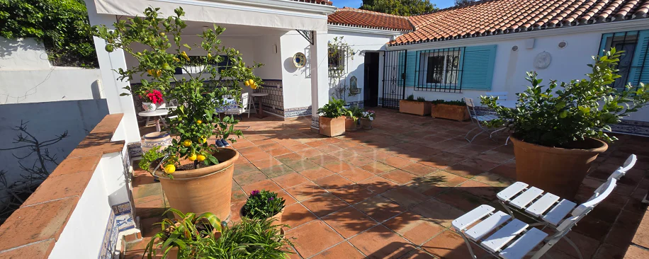 Encantadora villa con vistas panorámicas al mar en Puerto Romano, Estepona