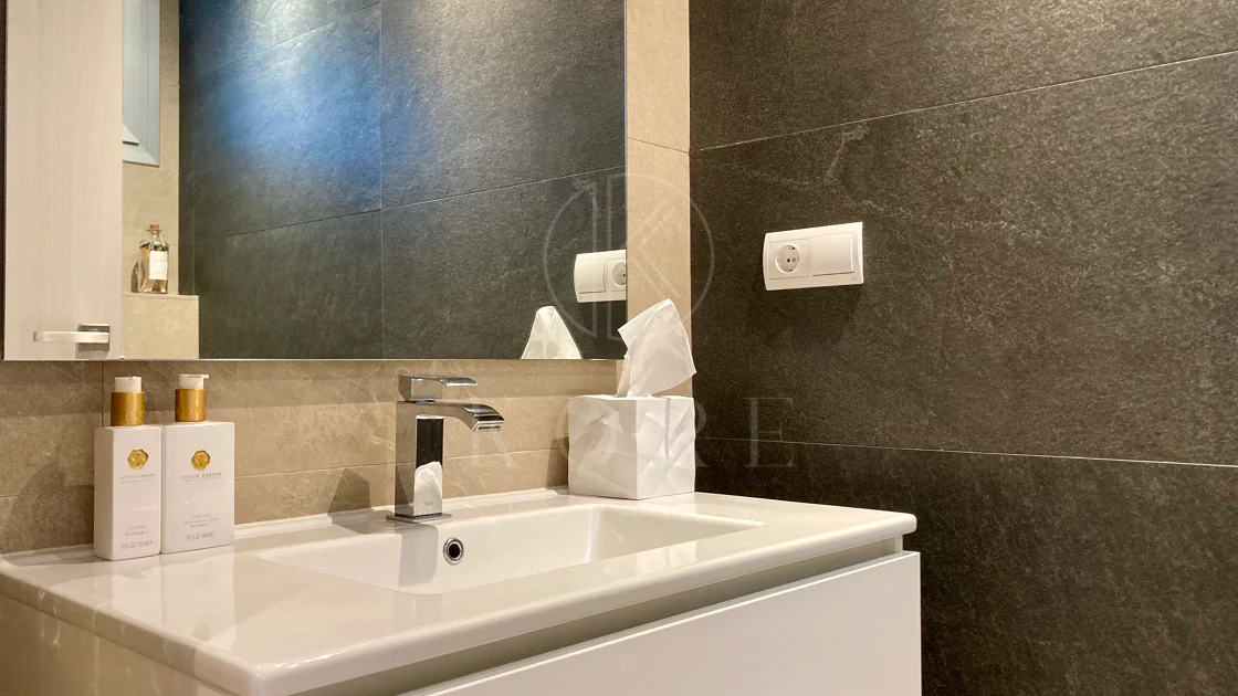Oportunidad única: lujosa casa adosada con moderno ascensor de cristal en La Cala Golf Resort