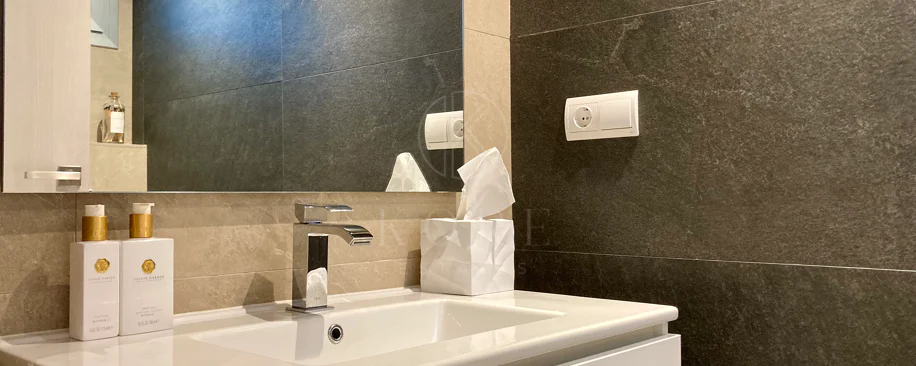 Oportunidad única: lujosa casa adosada con moderno ascensor de cristal en La Cala Golf Resort