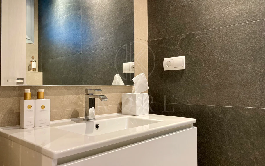 Oportunidad única: lujosa casa adosada con moderno ascensor de cristal en La Cala Golf Resort