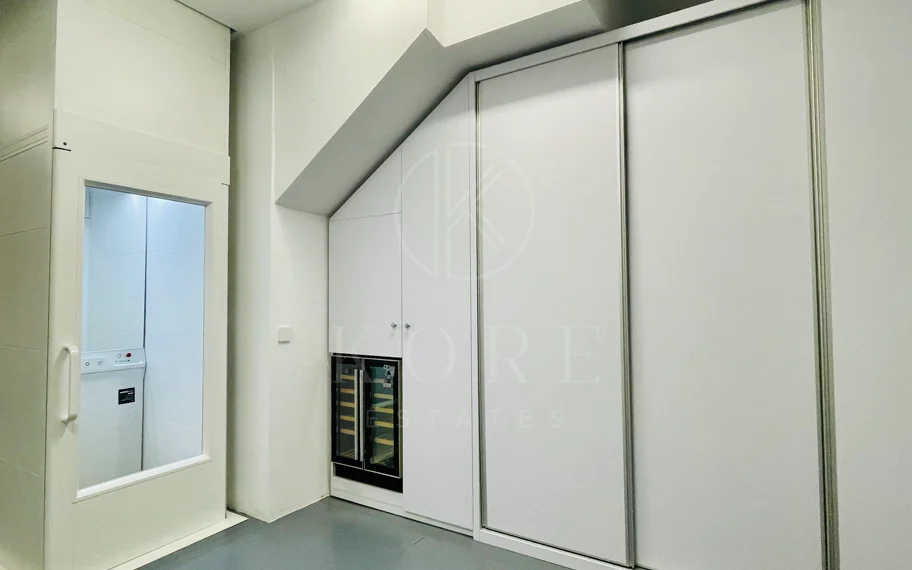 Oportunidad única: lujosa casa adosada con moderno ascensor de cristal en La Cala Golf Resort