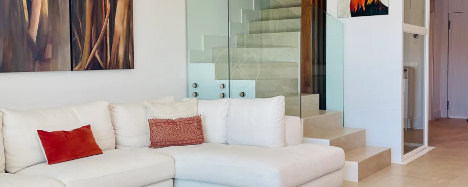 Oportunidad única: lujosa casa adosada con moderno ascensor de cristal en La Cala Golf Resort