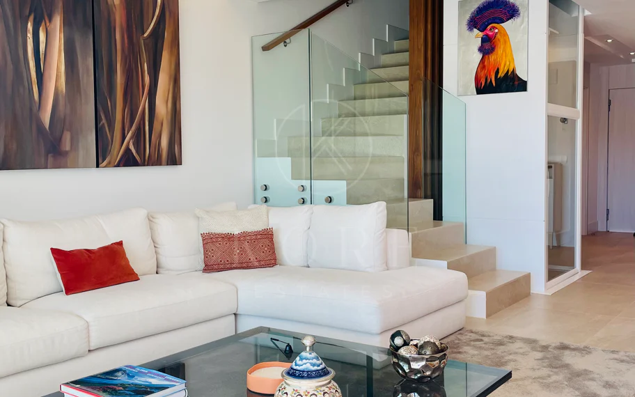Oportunidad única: lujosa casa adosada con moderno ascensor de cristal en La Cala Golf Resort