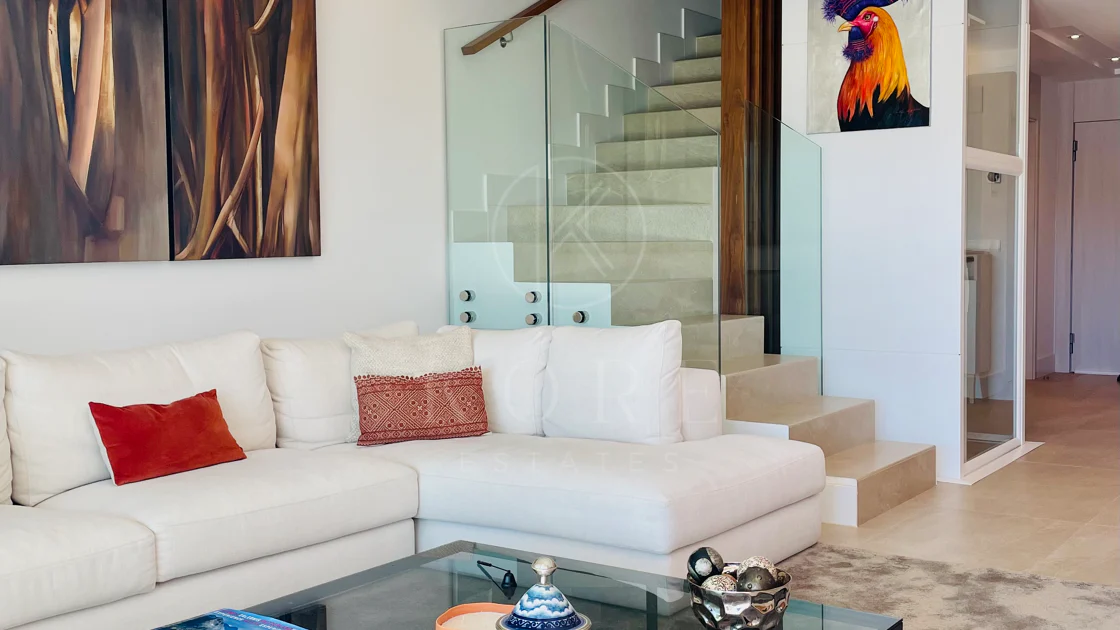 Oportunidad única: lujosa casa adosada con moderno ascensor de cristal en La Cala Golf Resort