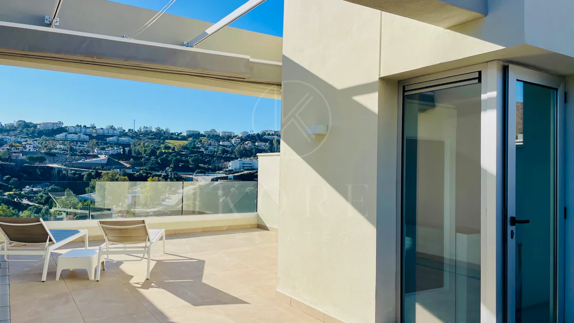 Oportunidad única: lujosa casa adosada con moderno ascensor de cristal en La Cala Golf Resort